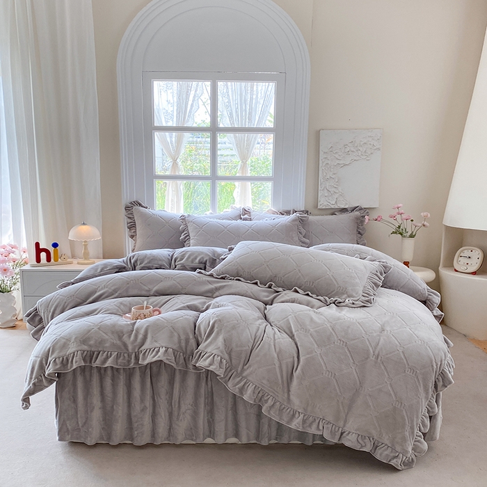 91家纺网 家纺一手货源 找家纺 乐嘉盈 2025新款雕花牛奶绒床裙款四件套-字母菲菲 字母菲菲-灰色