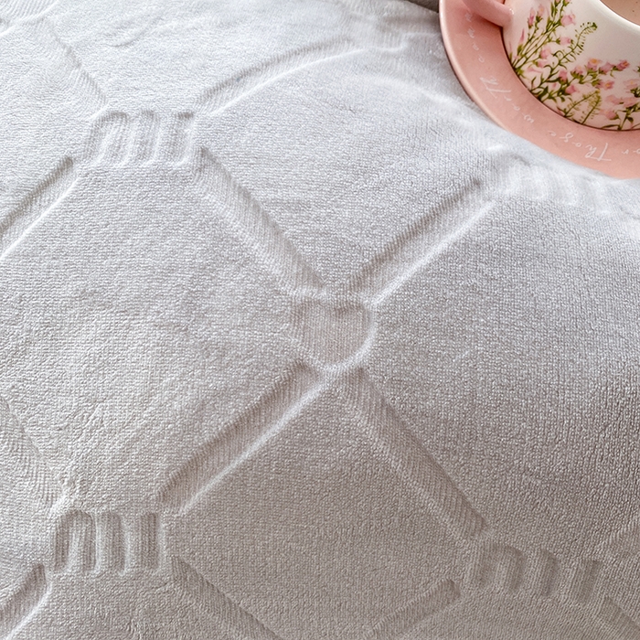 91家纺网 家纺一手货源 找家纺 乐嘉盈 2025新款雕花牛奶绒床裙款四件套-字母菲菲 字母菲菲-灰色