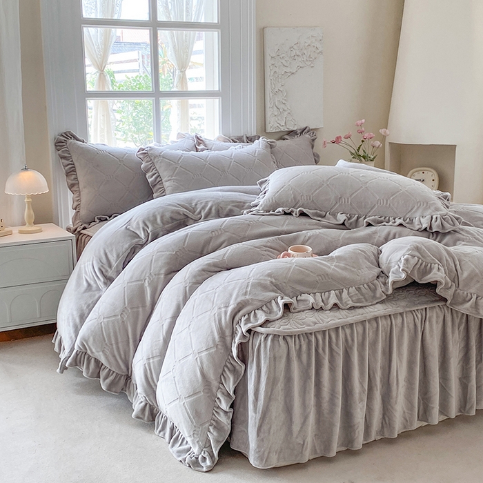 91家纺网 家纺一手货源 找家纺 乐嘉盈 2025新款雕花牛奶绒床裙款四件套-字母菲菲 字母菲菲-灰色