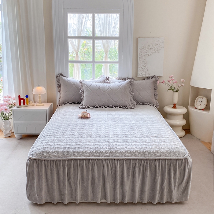 91家纺网 家纺一手货源 找家纺 乐嘉盈 2025新款雕花牛奶绒床裙款四件套-字母菲菲 字母菲菲-灰色