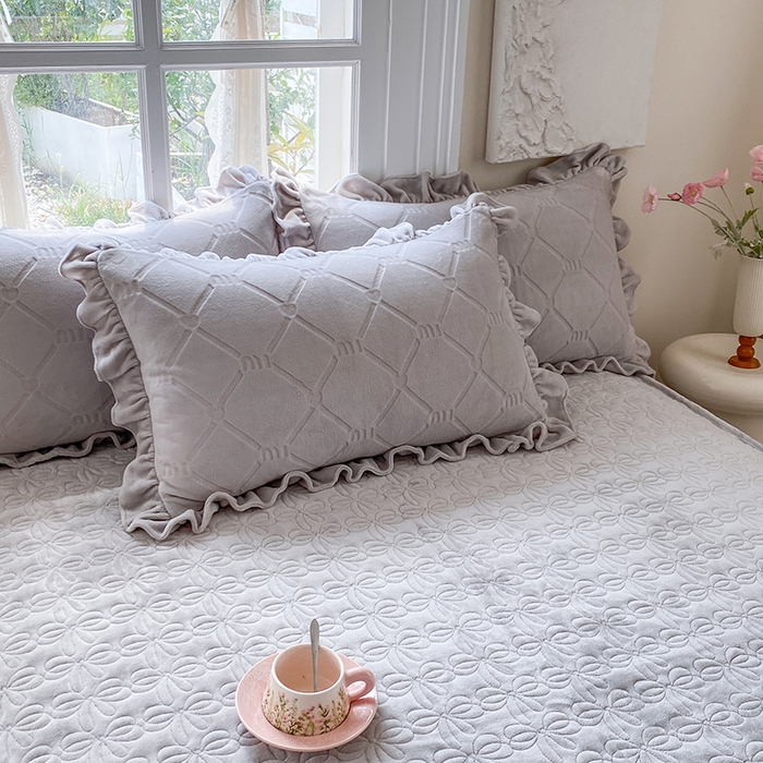 91家纺网 家纺一手货源 找家纺 乐嘉盈 2025新款雕花牛奶绒床裙款四件套-字母菲菲 字母菲菲-灰色