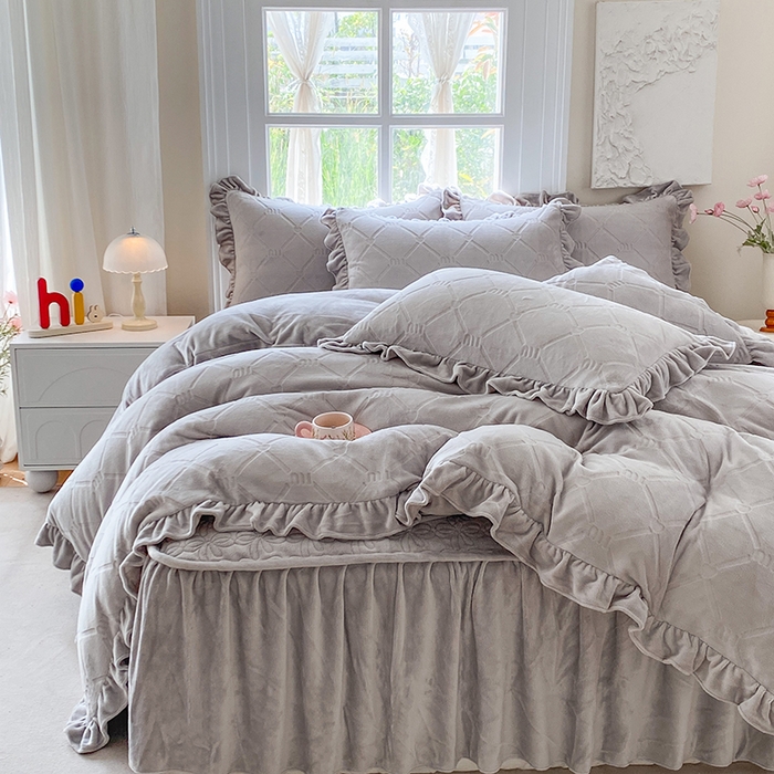 91家纺网 家纺一手货源 找家纺 乐嘉盈 2025新款雕花牛奶绒床裙款四件套-字母菲菲 字母菲菲-灰色