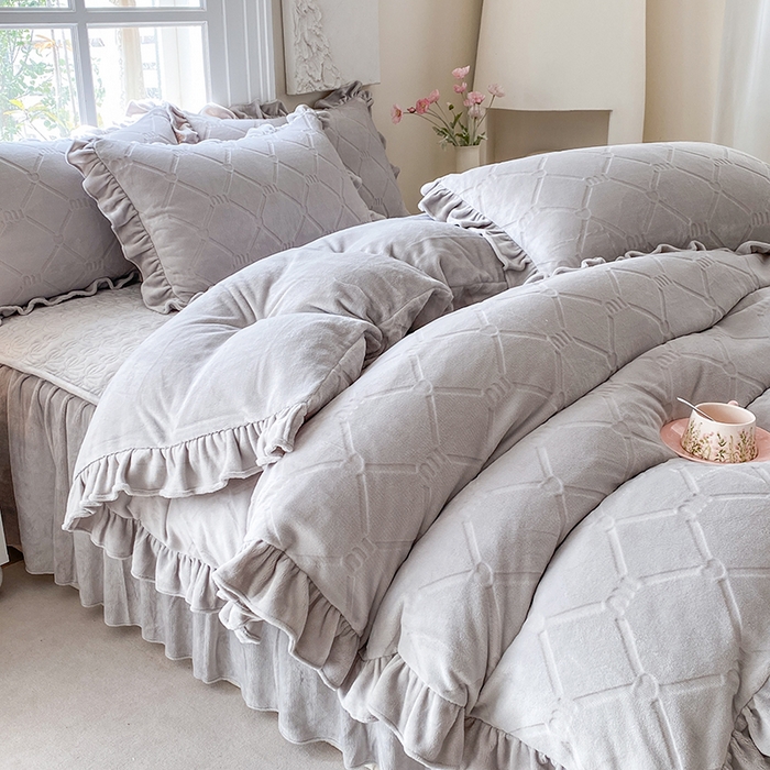 91家纺网 家纺一手货源 找家纺 乐嘉盈 2025新款雕花牛奶绒床裙款四件套-字母菲菲 字母菲菲-灰色