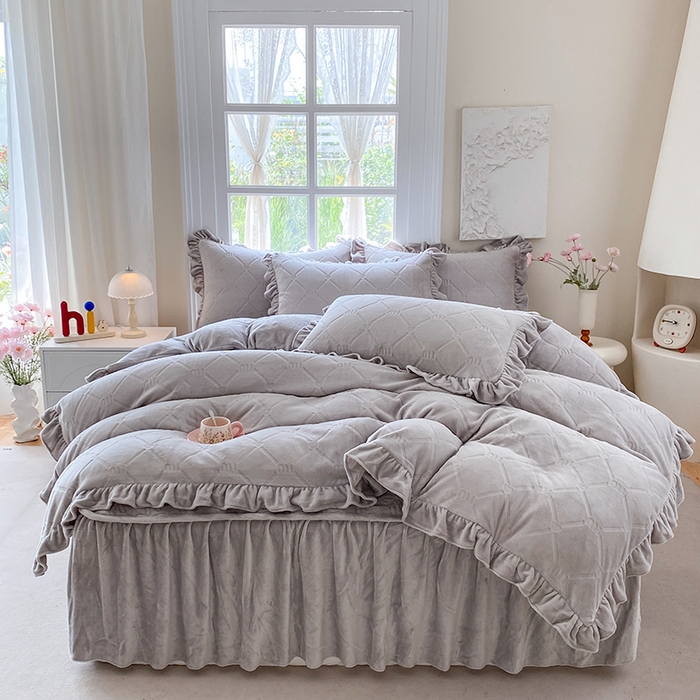 乐嘉盈 2025新款雕花牛奶绒床裙款四件套-字母菲菲 字母菲菲-灰色