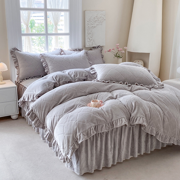 91家纺网 家纺一手货源 找家纺 乐嘉盈 2025新款雕花牛奶绒床裙款四件套-字母菲菲 字母菲菲-灰色