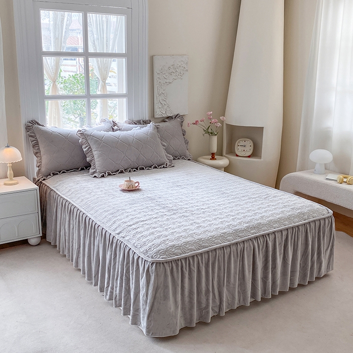 91家纺网 家纺一手货源 找家纺 乐嘉盈 2025新款雕花牛奶绒床裙款四件套-字母菲菲 字母菲菲-灰色