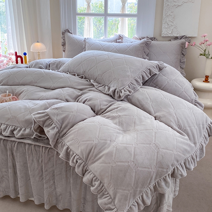 91家纺网 家纺一手货源 找家纺 乐嘉盈 2025新款雕花牛奶绒床裙款四件套-字母菲菲 字母菲菲-灰色