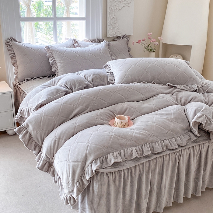 91家纺网 家纺一手货源 找家纺 乐嘉盈 2025新款雕花牛奶绒床裙款四件套-字母菲菲 字母菲菲-灰色