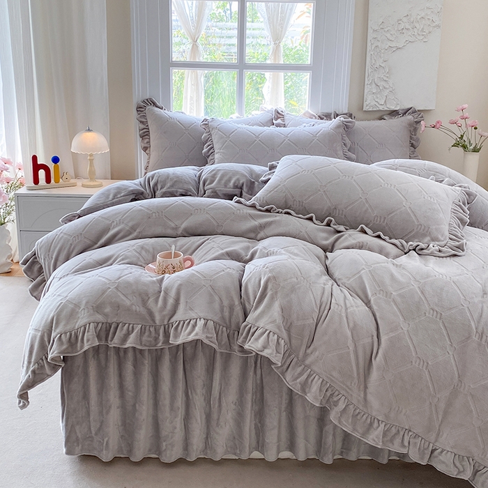 91家纺网 家纺一手货源 找家纺 乐嘉盈 2025新款雕花牛奶绒床裙款四件套-字母菲菲 字母菲菲-灰色