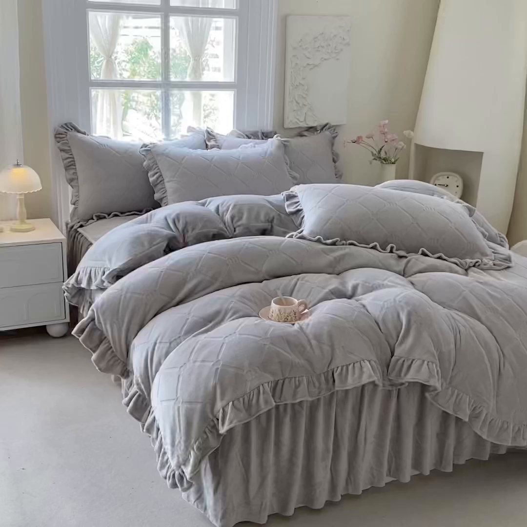 91家纺网 家纺一手货源 找家纺 乐嘉盈 2025新款雕花牛奶绒床裙款四件套-字母菲菲 字母菲菲-灰色