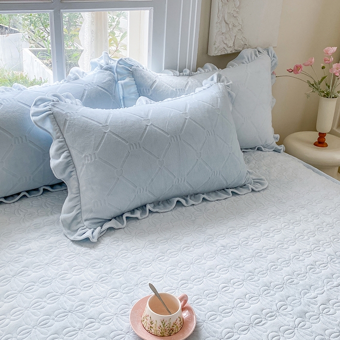 91家纺网 家纺一手货源 找家纺 乐嘉盈 2025新款雕花牛奶绒床裙款四件套-字母菲菲 字母菲菲-蓝色