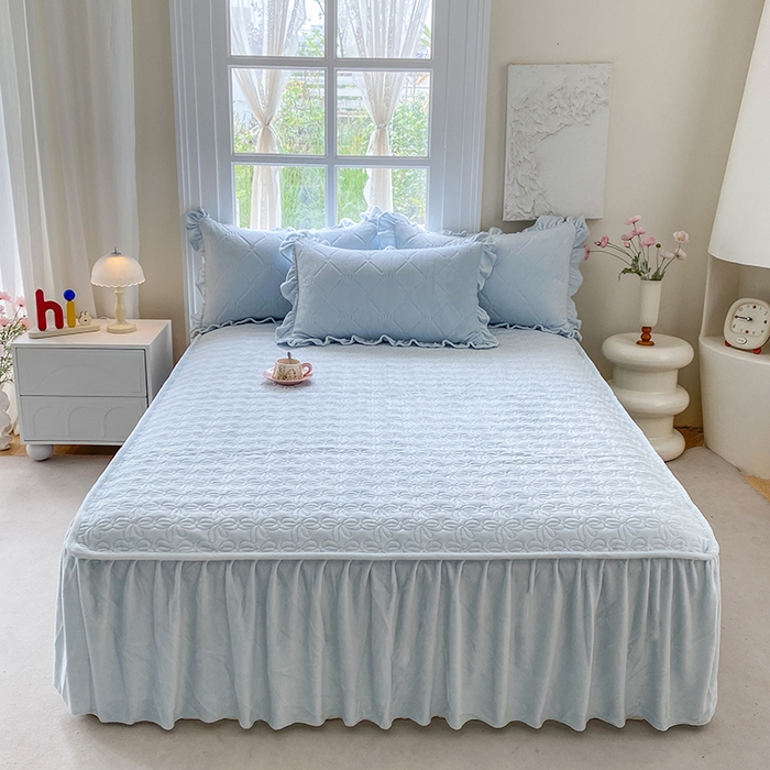 91家纺网 家纺一手货源 找家纺 乐嘉盈 2025新款雕花牛奶绒床裙款四件套-字母菲菲 字母菲菲-蓝色