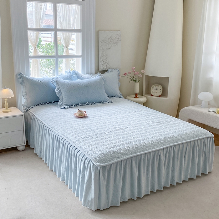 91家纺网 家纺一手货源 找家纺 乐嘉盈 2025新款雕花牛奶绒床裙款四件套-字母菲菲 字母菲菲-蓝色