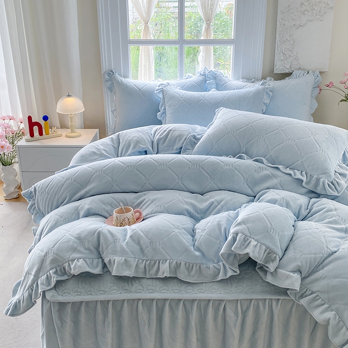 91家纺网 家纺一手货源 找家纺 乐嘉盈 2025新款雕花牛奶绒床裙款四件套-字母菲菲 字母菲菲-蓝色