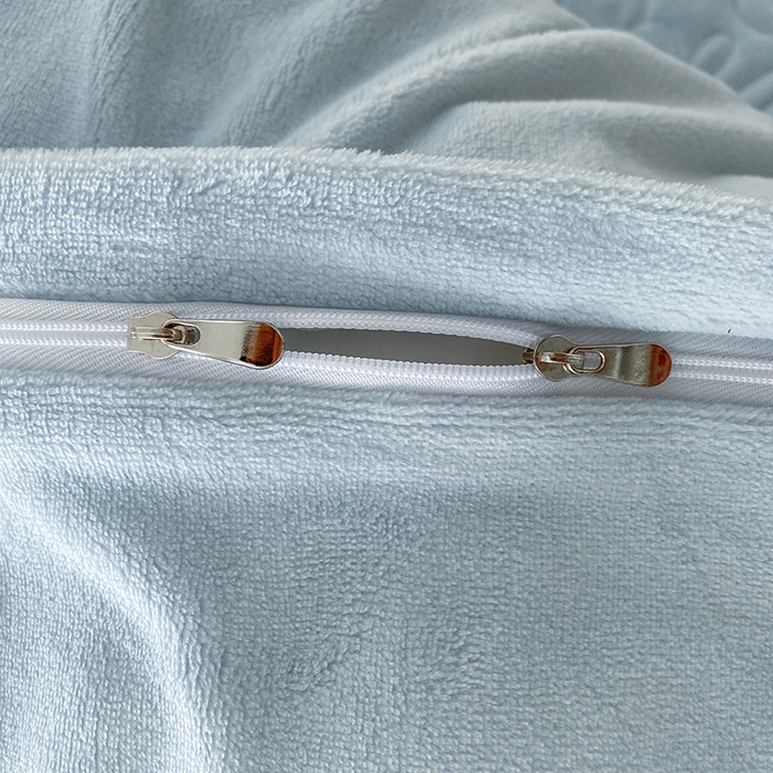 91家纺网 家纺一手货源 找家纺 乐嘉盈 2025新款雕花牛奶绒床裙款四件套-字母菲菲 字母菲菲-蓝色