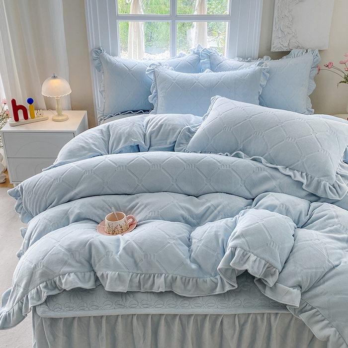 91家纺网 家纺一手货源 找家纺 乐嘉盈 2025新款雕花牛奶绒床裙款四件套-字母菲菲 字母菲菲-蓝色