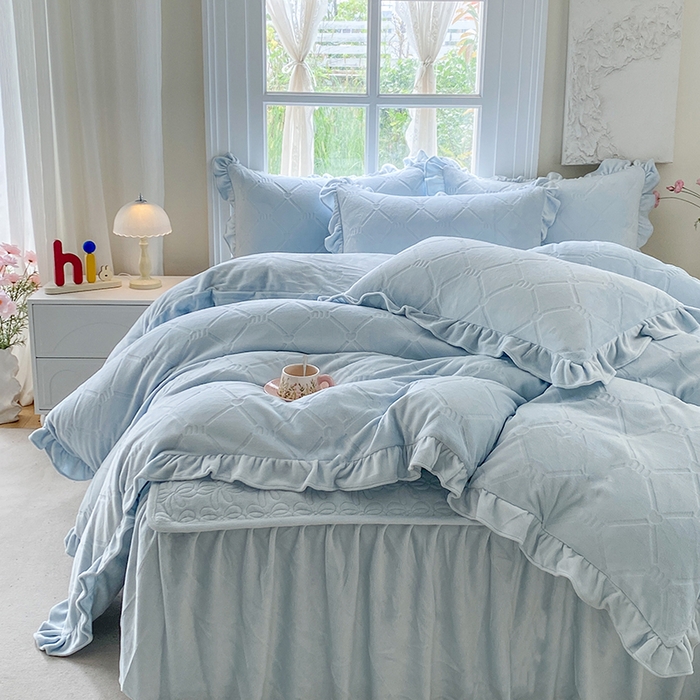 91家纺网 家纺一手货源 找家纺 乐嘉盈 2025新款雕花牛奶绒床裙款四件套-字母菲菲 字母菲菲-蓝色