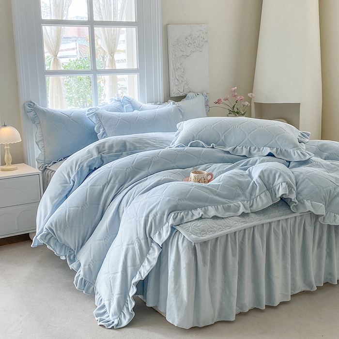 91家纺网 家纺一手货源 找家纺 乐嘉盈 2025新款雕花牛奶绒床裙款四件套-字母菲菲 字母菲菲-蓝色