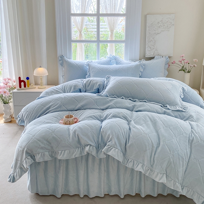 91家纺网 家纺一手货源 找家纺 乐嘉盈 2025新款雕花牛奶绒床裙款四件套-字母菲菲 字母菲菲-蓝色