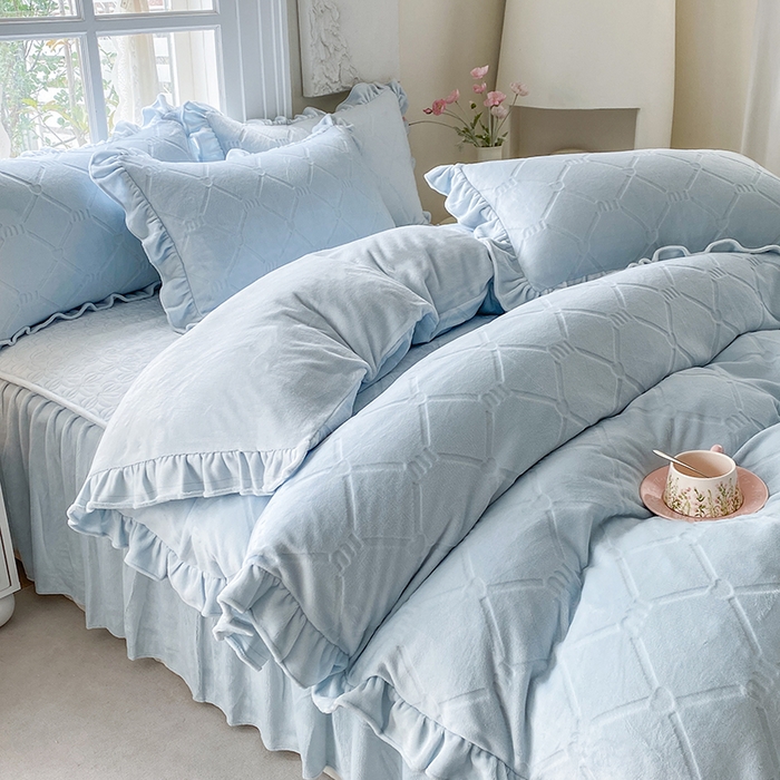 91家纺网 家纺一手货源 找家纺 乐嘉盈 2025新款雕花牛奶绒床裙款四件套-字母菲菲 字母菲菲-蓝色