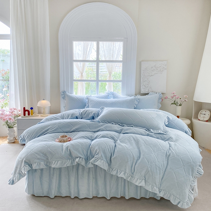 91家纺网 家纺一手货源 找家纺 乐嘉盈 2025新款雕花牛奶绒床裙款四件套-字母菲菲 字母菲菲-蓝色