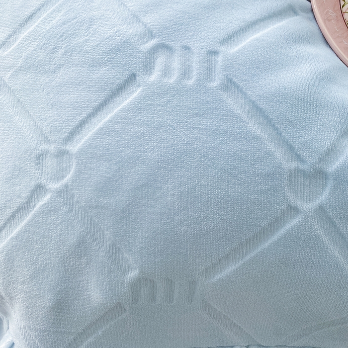 91家纺网 家纺一手货源 找家纺 乐嘉盈 2025新款雕花牛奶绒床裙款四件套-字母菲菲 字母菲菲-蓝色