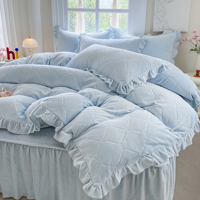 91家纺网 家纺一手货源 找家纺 乐嘉盈 2025新款雕花牛奶绒床裙款四件套-字母菲菲 字母菲菲-蓝色