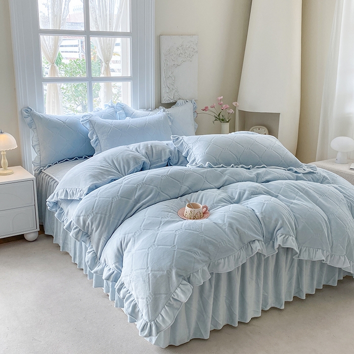 91家纺网 家纺一手货源 找家纺 乐嘉盈 2025新款雕花牛奶绒床裙款四件套-字母菲菲 字母菲菲-蓝色