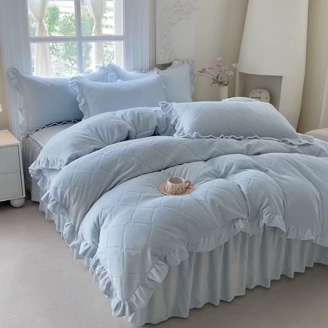 91家纺网 家纺一手货源 找家纺 乐嘉盈 2025新款雕花牛奶绒床裙款四件套-字母菲菲 字母菲菲-蓝色