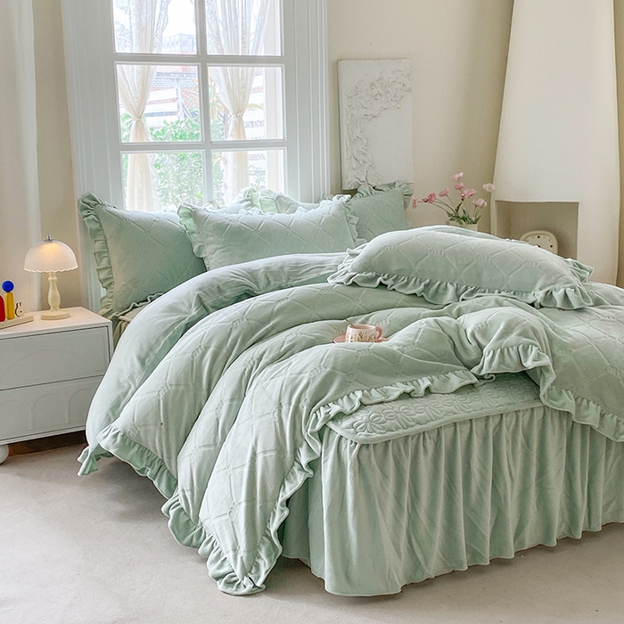 91家纺网 家纺一手货源 找家纺 乐嘉盈 2025新款雕花牛奶绒床裙款四件套-字母菲菲 字母菲菲-绿色