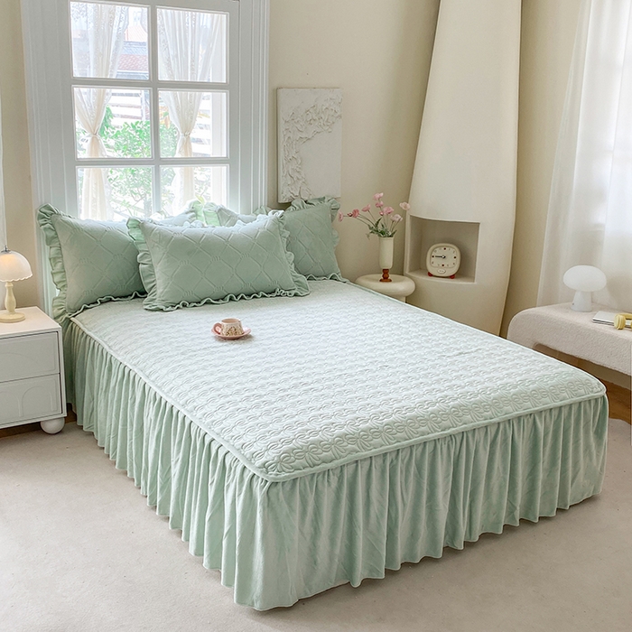 91家纺网 家纺一手货源 找家纺 乐嘉盈 2025新款雕花牛奶绒床裙款四件套-字母菲菲 字母菲菲-绿色