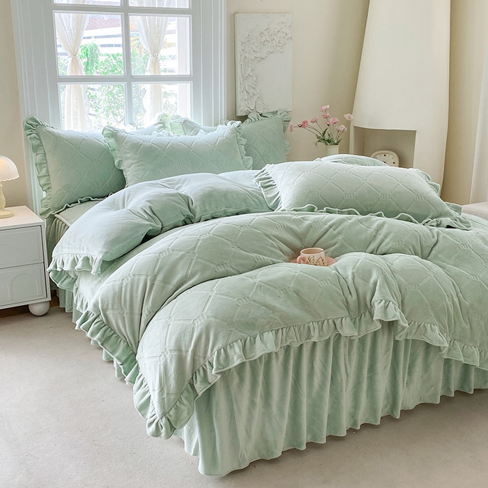 91家纺网 家纺一手货源 找家纺 乐嘉盈 2025新款雕花牛奶绒床裙款四件套-字母菲菲 字母菲菲-绿色