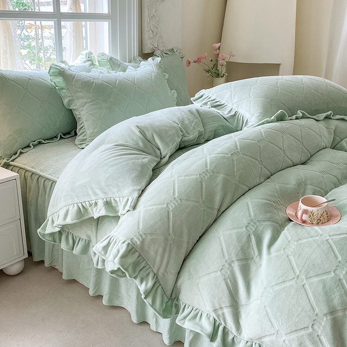 91家纺网 家纺一手货源 找家纺 乐嘉盈 2025新款雕花牛奶绒床裙款四件套-字母菲菲 字母菲菲-绿色