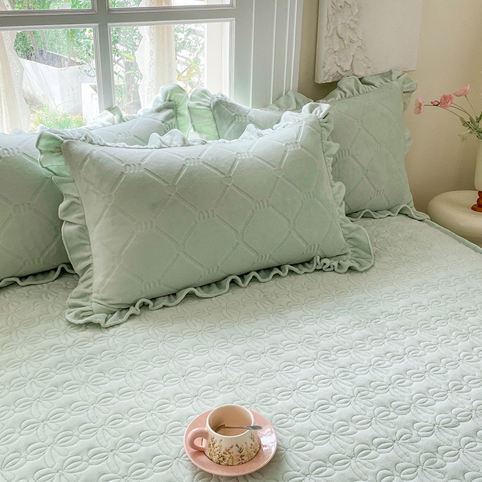 91家纺网 家纺一手货源 找家纺 乐嘉盈 2025新款雕花牛奶绒床裙款四件套-字母菲菲 字母菲菲-绿色