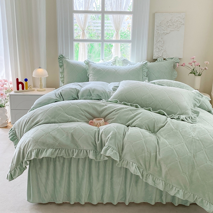 91家纺网 家纺一手货源 找家纺 乐嘉盈 2025新款雕花牛奶绒床裙款四件套-字母菲菲 字母菲菲-绿色