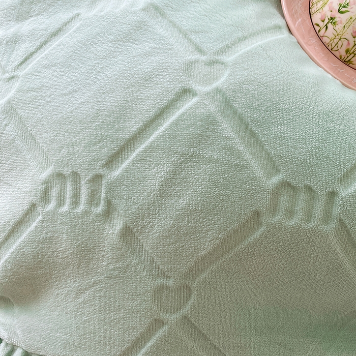 91家纺网 家纺一手货源 找家纺 乐嘉盈 2025新款雕花牛奶绒床裙款四件套-字母菲菲 字母菲菲-绿色