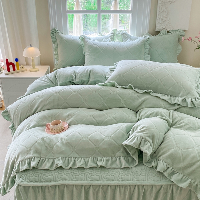 91家纺网 家纺一手货源 找家纺 乐嘉盈 2025新款雕花牛奶绒床裙款四件套-字母菲菲 字母菲菲-绿色