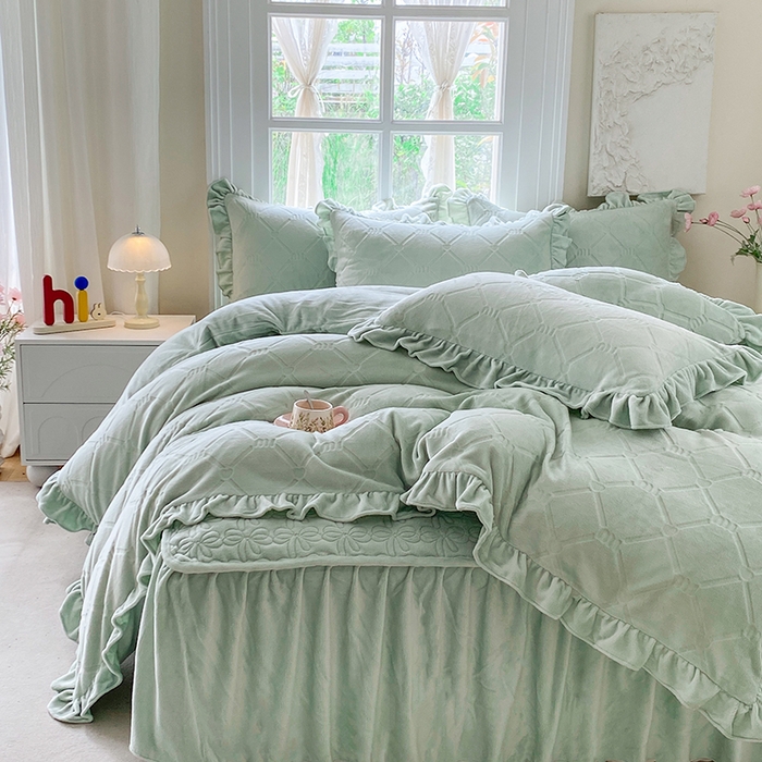 91家纺网 家纺一手货源 找家纺 乐嘉盈 2025新款雕花牛奶绒床裙款四件套-字母菲菲 字母菲菲-绿色