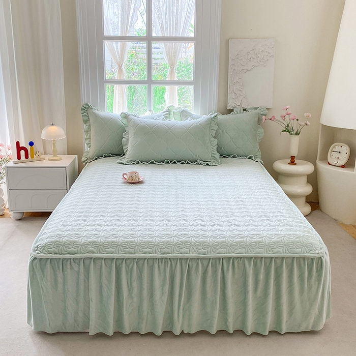 91家纺网 家纺一手货源 找家纺 乐嘉盈 2025新款雕花牛奶绒床裙款四件套-字母菲菲 字母菲菲-绿色