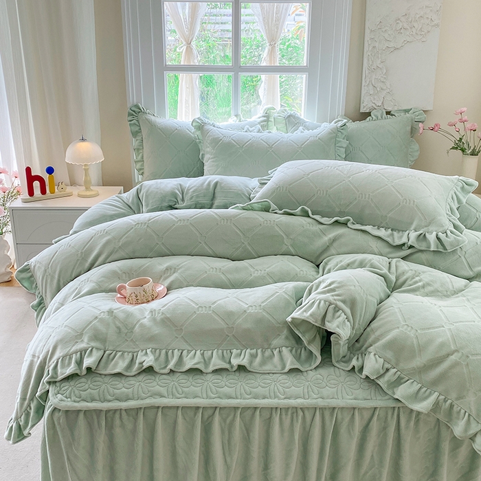 91家纺网 家纺一手货源 找家纺 乐嘉盈 2025新款雕花牛奶绒床裙款四件套-字母菲菲 字母菲菲-绿色