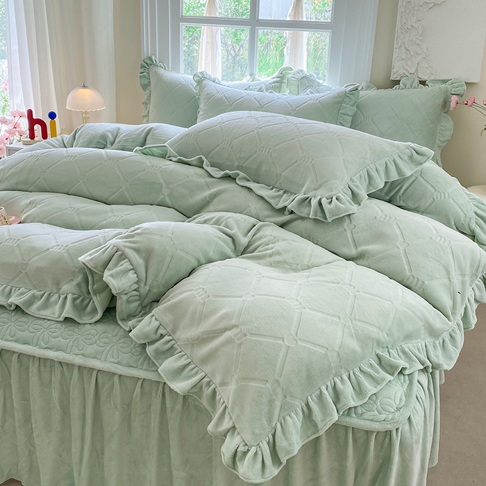 91家纺网 家纺一手货源 找家纺 乐嘉盈 2025新款雕花牛奶绒床裙款四件套-字母菲菲 字母菲菲-绿色