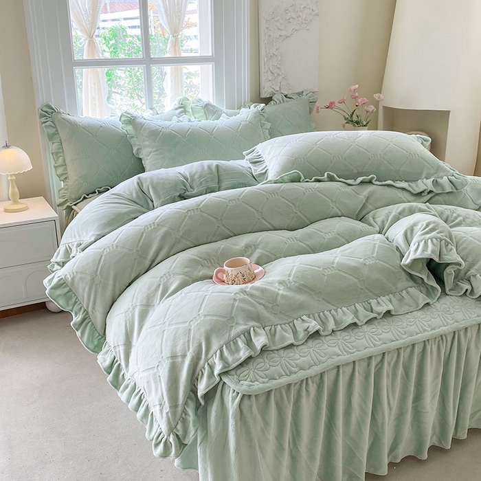 91家纺网 家纺一手货源 找家纺 乐嘉盈 2025新款雕花牛奶绒床裙款四件套-字母菲菲 字母菲菲-绿色