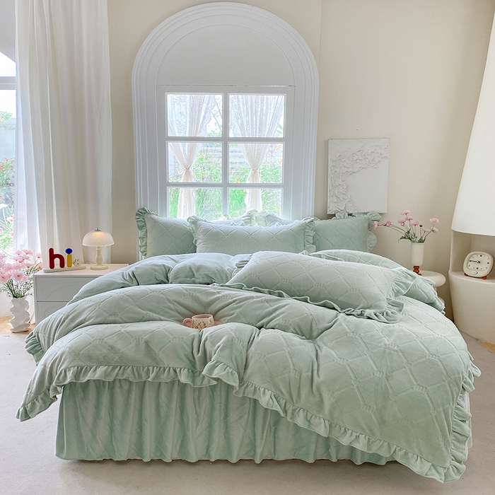 91家纺网 家纺一手货源 找家纺 乐嘉盈 2025新款雕花牛奶绒床裙款四件套-字母菲菲 字母菲菲-绿色