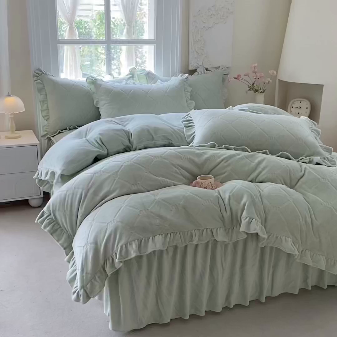 91家纺网 家纺一手货源 找家纺 乐嘉盈 2025新款雕花牛奶绒床裙款四件套-字母菲菲 字母菲菲-绿色