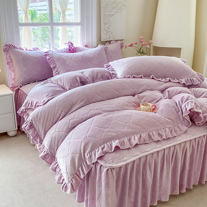 91家纺网 家纺一手货源 找家纺 乐嘉盈 2025新款雕花牛奶绒床裙款四件套-字母菲菲 字母菲菲-紫色