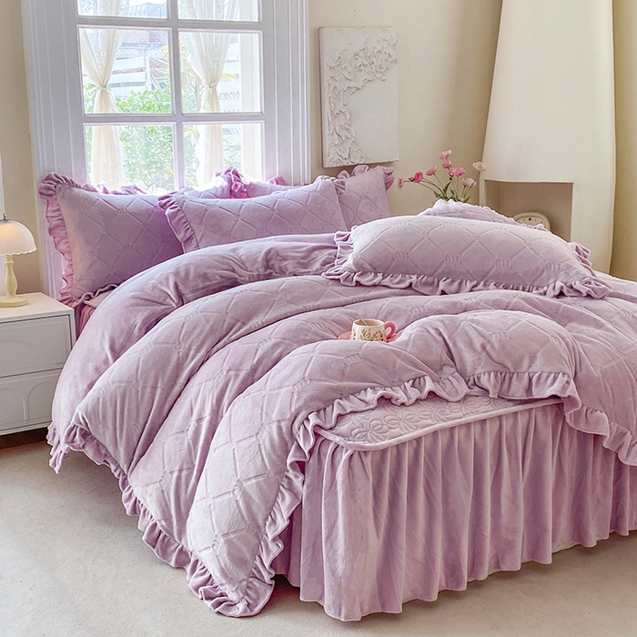 91家纺网 家纺一手货源 找家纺 乐嘉盈 2025新款雕花牛奶绒床裙款四件套-字母菲菲 字母菲菲-紫色