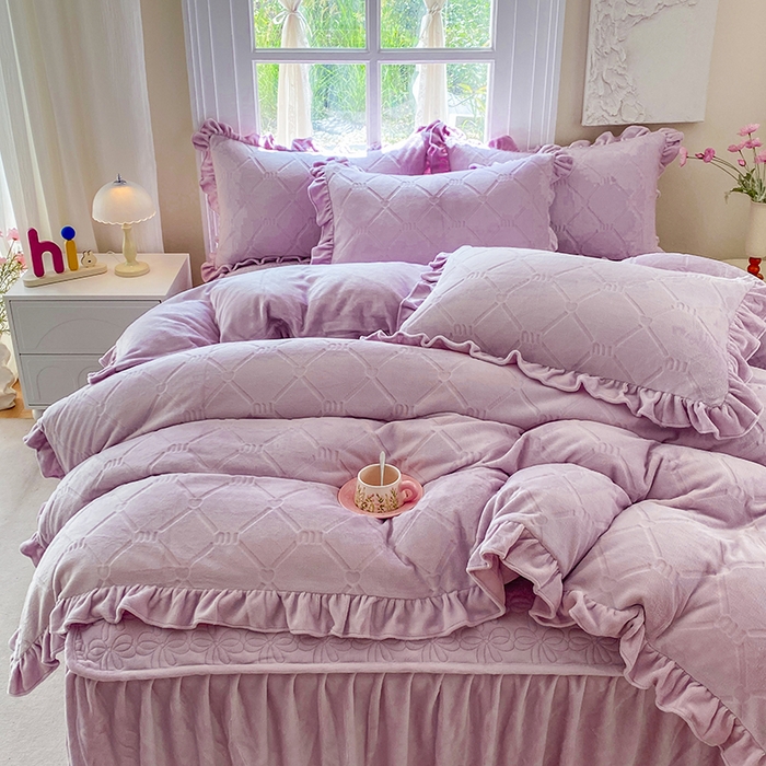 91家纺网 家纺一手货源 找家纺 乐嘉盈 2025新款雕花牛奶绒床裙款四件套-字母菲菲 字母菲菲-紫色