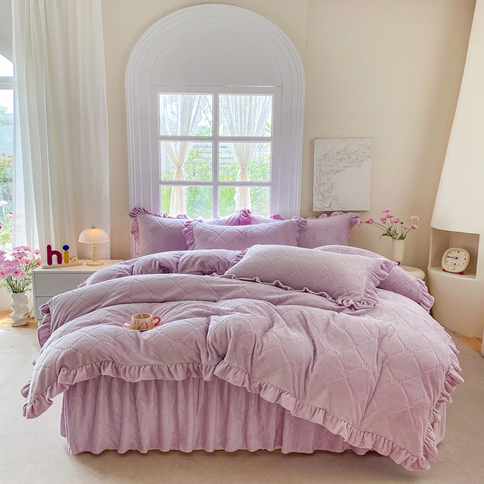 91家纺网 家纺一手货源 找家纺 乐嘉盈 2025新款雕花牛奶绒床裙款四件套-字母菲菲 字母菲菲-紫色