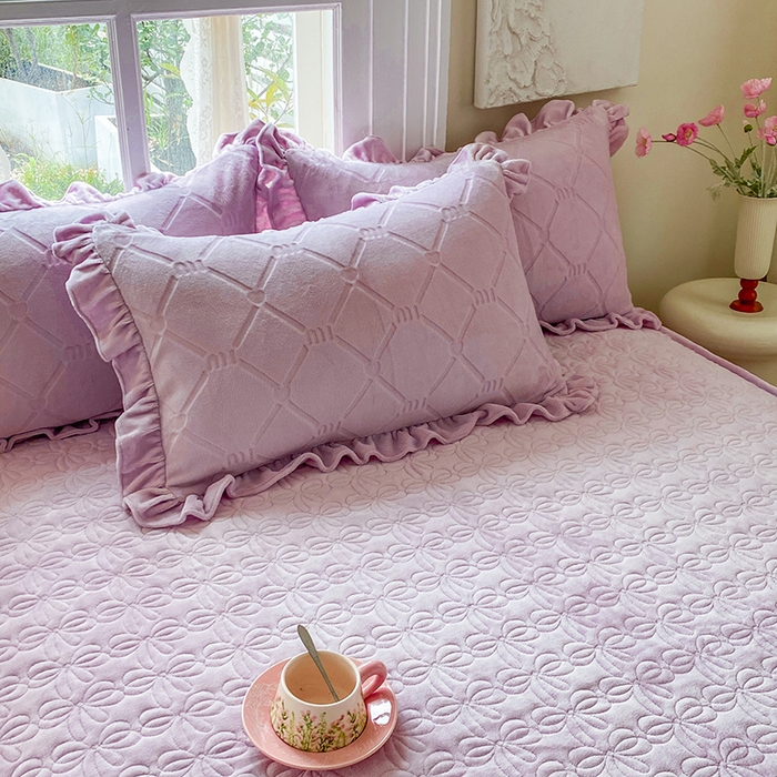 91家纺网 家纺一手货源 找家纺 乐嘉盈 2025新款雕花牛奶绒床裙款四件套-字母菲菲 字母菲菲-紫色