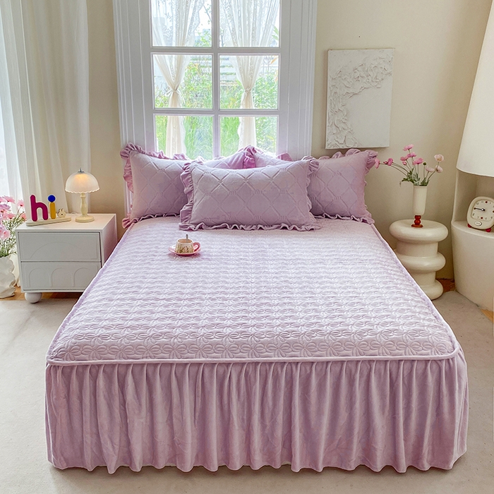 91家纺网 家纺一手货源 找家纺 乐嘉盈 2025新款雕花牛奶绒床裙款四件套-字母菲菲 字母菲菲-紫色